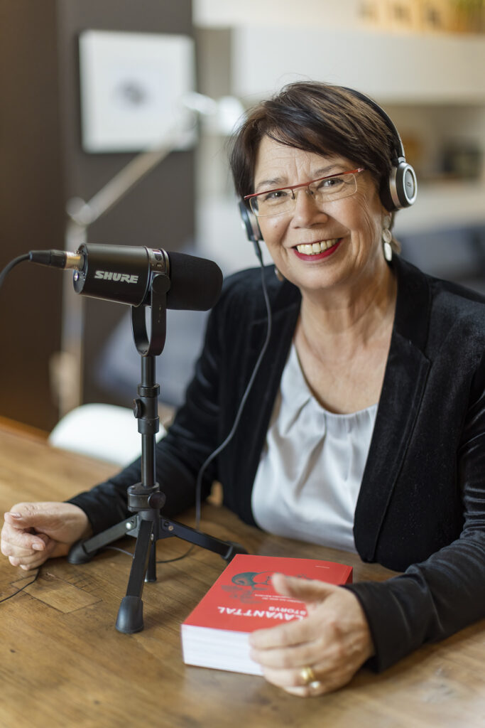 NIna Popp Podcast LAVANTTAL STORYS ©Salon Deluxe NIna Popp Podcast LAVANTTAL STORYS ©Salon Deluxe